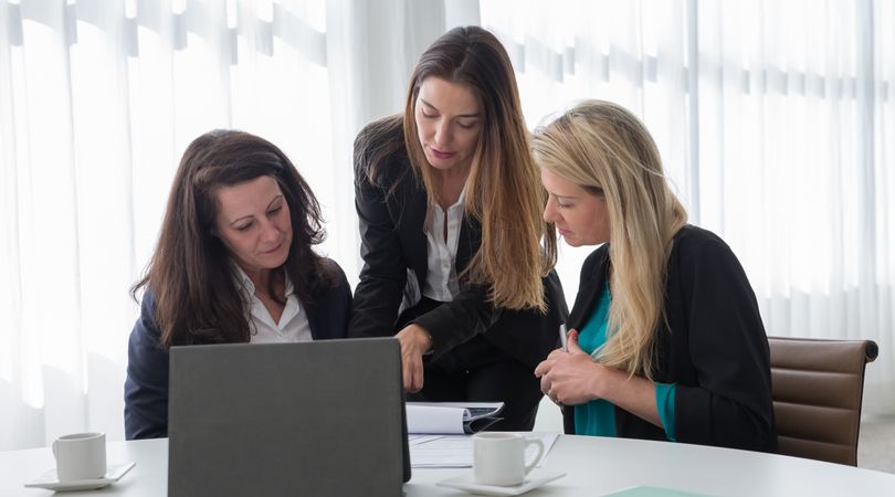Asesoramiento laboral: especialistas revisando documentación